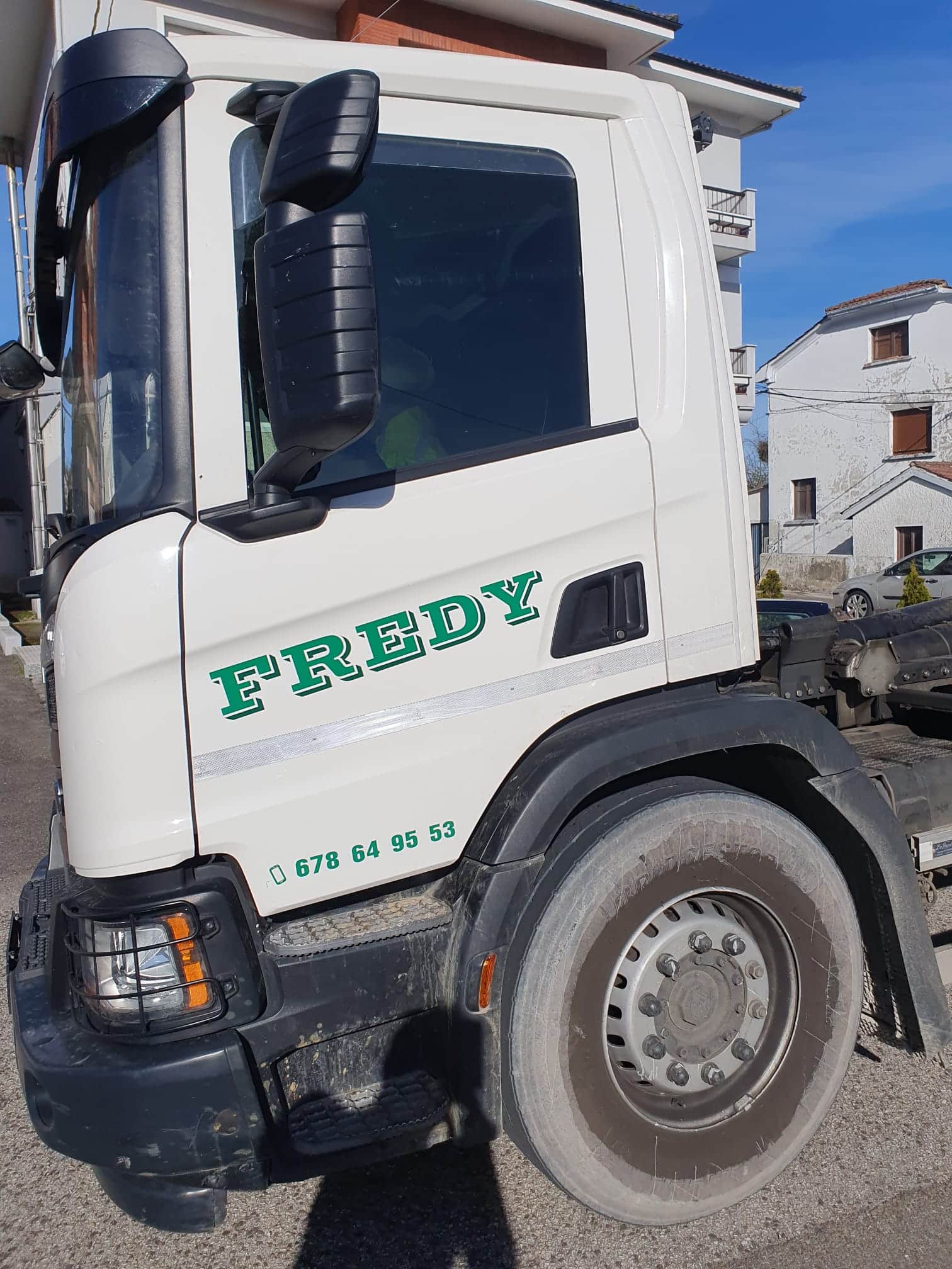Camion portacontenedores - Alquiler de contenedores en Asturias - Contenedores Fredy